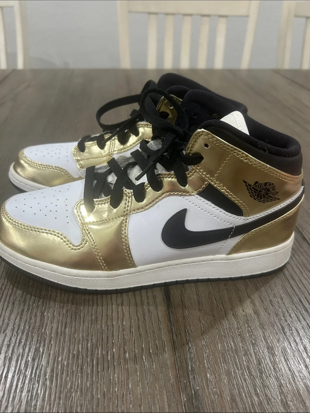 Jordan Sneakers - White/Gold/Black